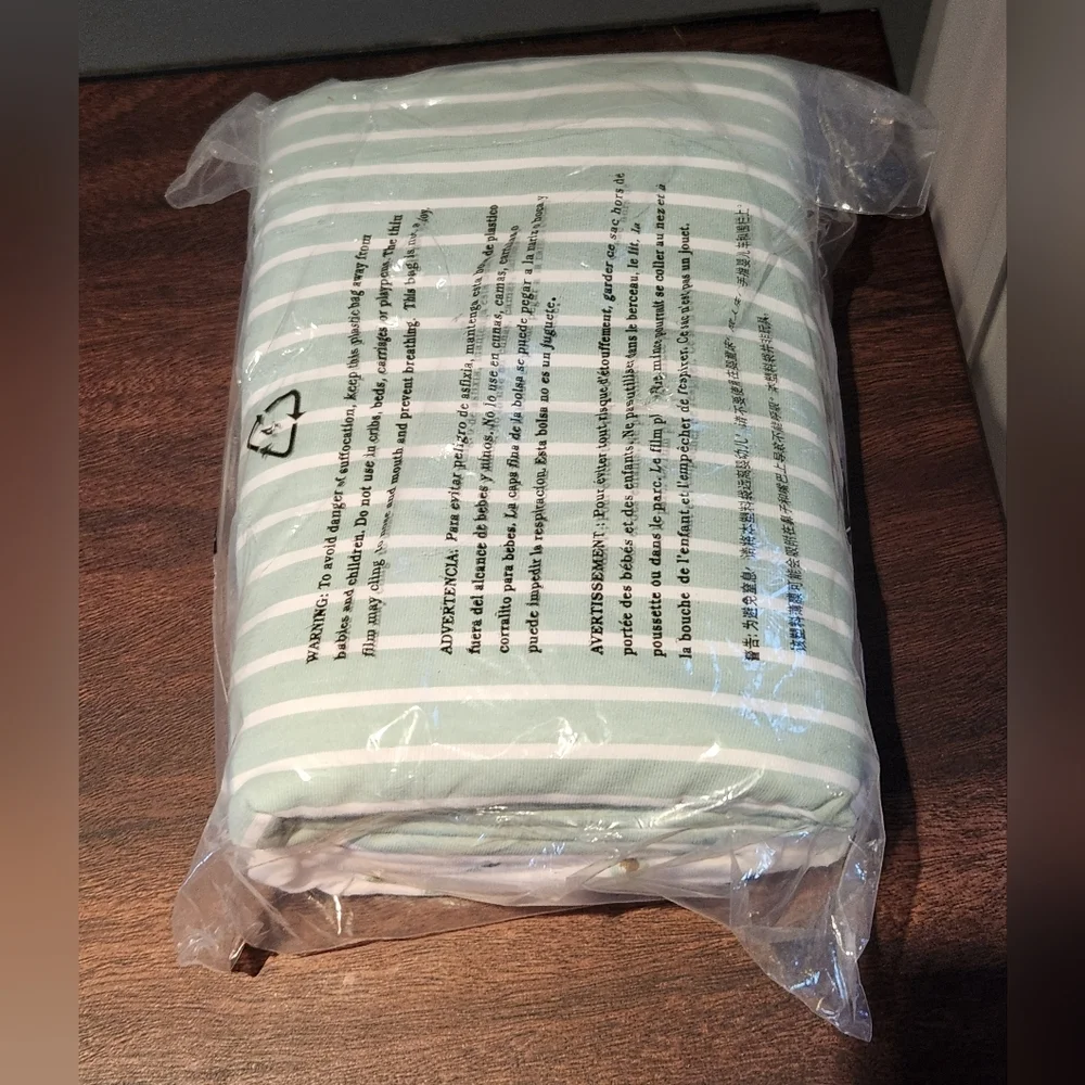 Carter's Crib Sheets - White and Green - Picture 4 of 5